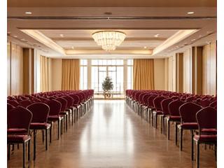 Salle de réception impeccablement nettoyée après un événement, prête pour le prochain